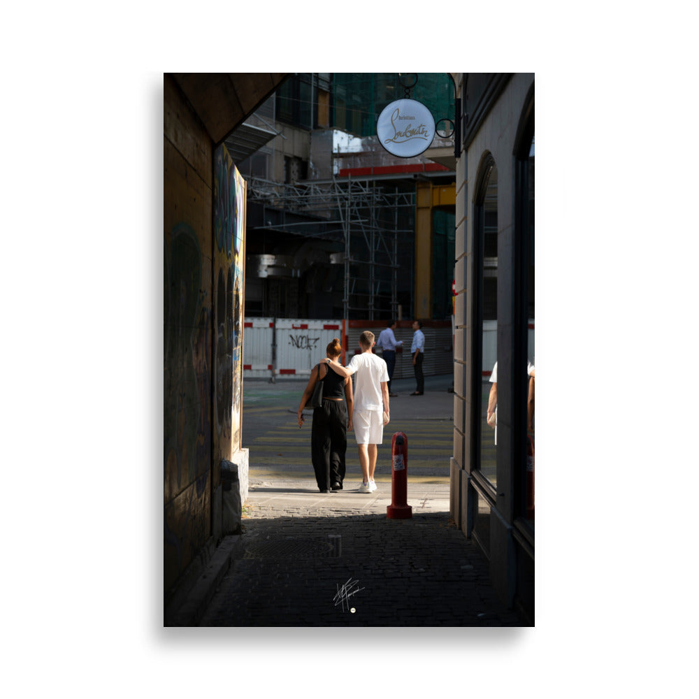 Couple marchant sur un passage piéton à Genève, baigné par la lumière dorée du soleil.