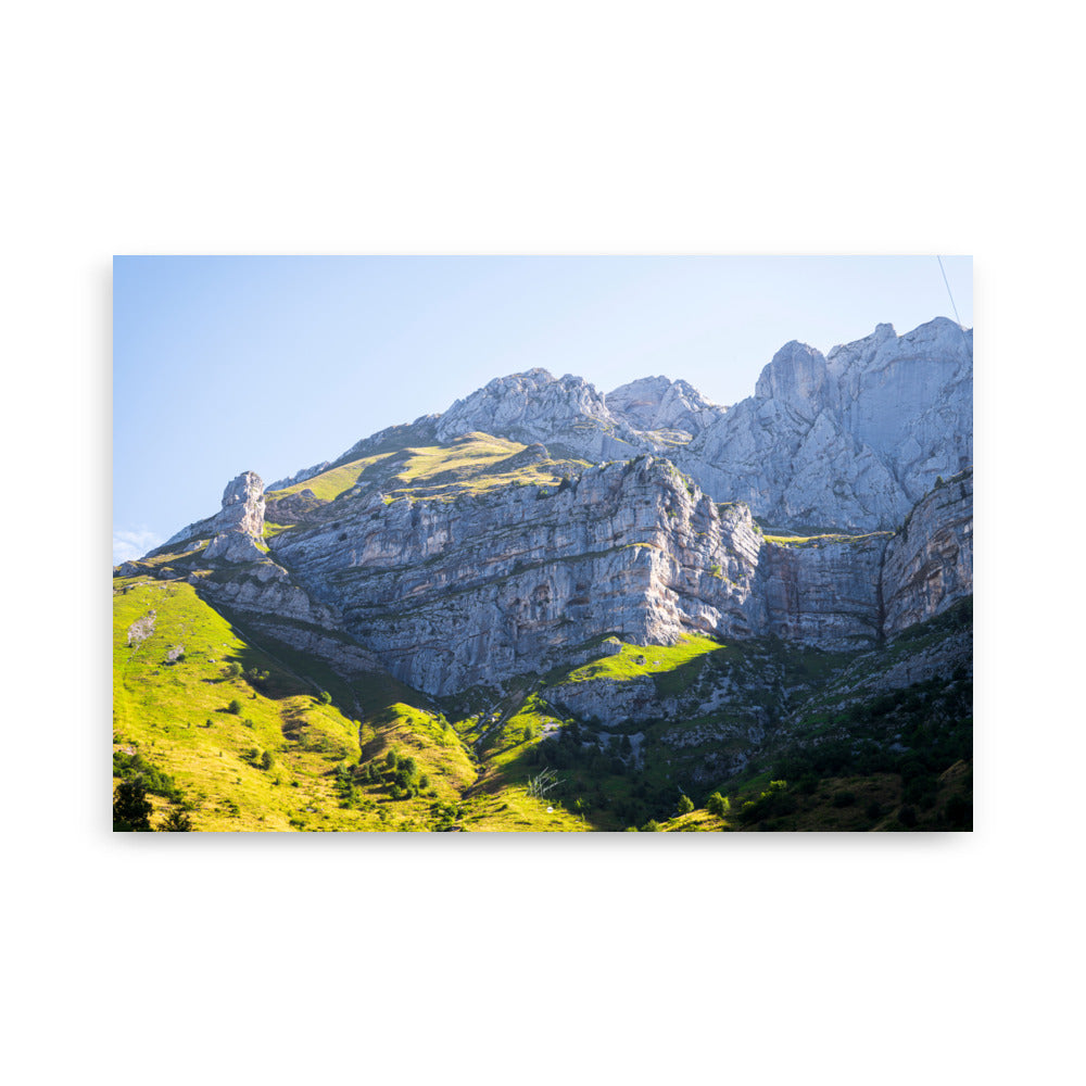 Vue époustouflante du Massif de la Tournette, mettant en évidence sa face rocheuse et sa verdure luxuriante, sous un soleil éblouissant.