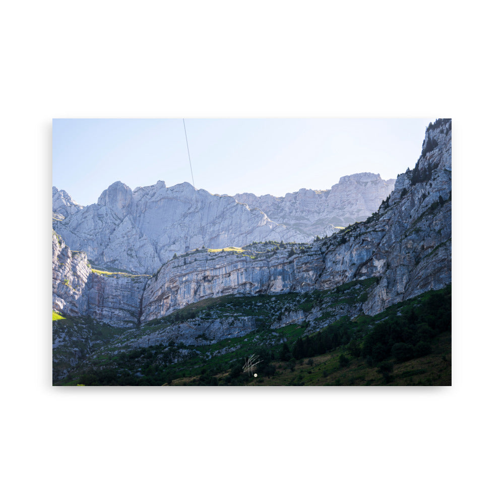 Photographie éclairée par le soleil de la face rocheuse du Massif de la Tournette, capturant sa majesté et sa splendeur.