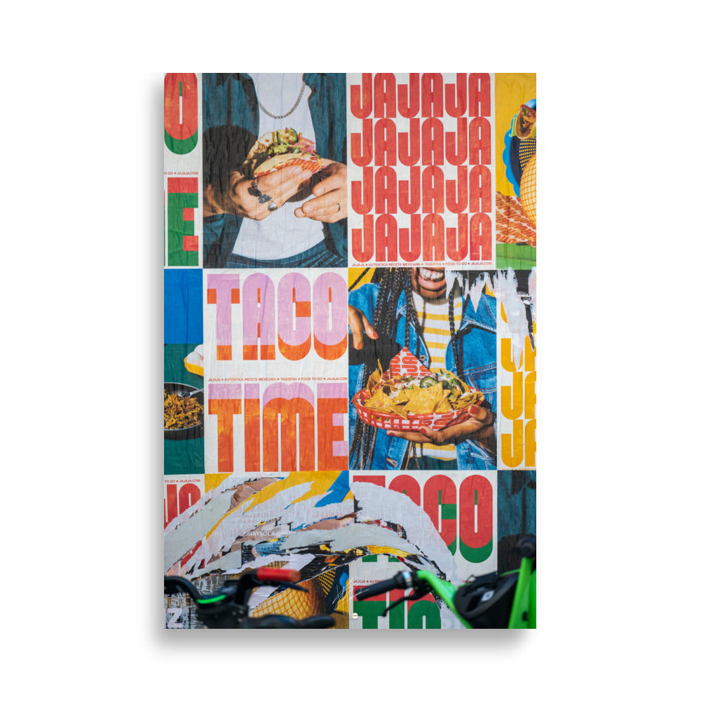 Photographie en couleur 'Jajaja', affichant des publicités animées pour 'Tacos Time' avec des images de tacos et de tortillas chips.