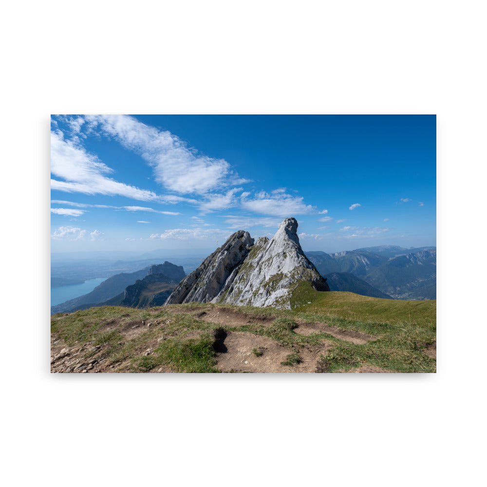 Photographie du poster 'La Tournette N02', montrant une scène pittoresque des montagnes et du lac d'Annecy en Haute-Savoie.