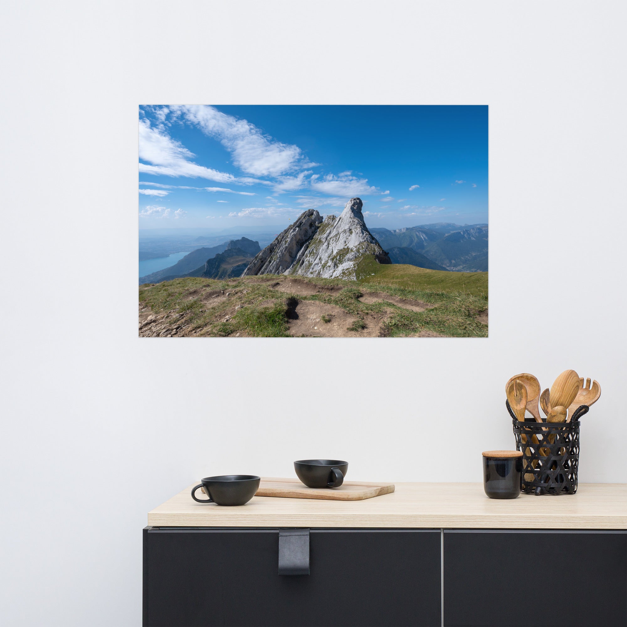 Photographie du poster 'La Tournette N02', montrant une scène pittoresque des montagnes et du lac d'Annecy en Haute-Savoie.