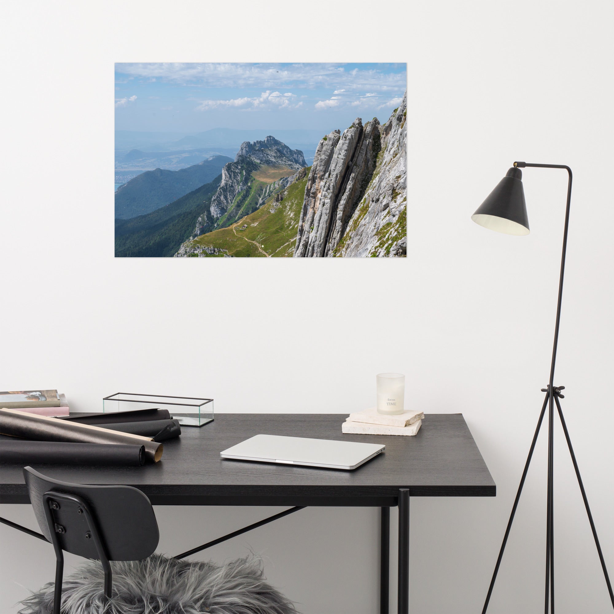 Vue panoramique du poster 'La Tournette N04', présentant un sentier de haute montagne et le lac d'Annecy en Haute-Savoie.