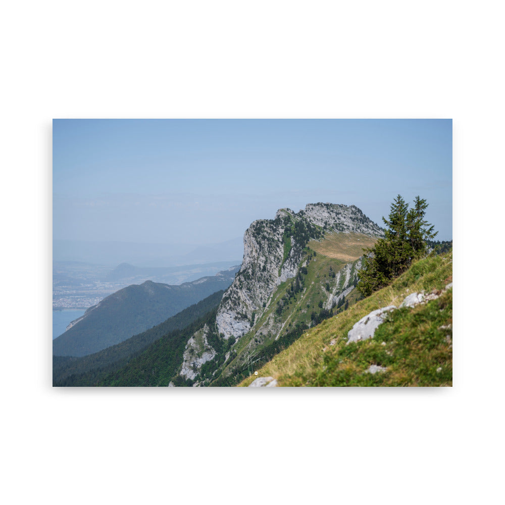 Vue panoramique du poster 'La Tournette N05', montrant une scène vertigineuse sur le flanc d'une montagne en Haute-Savoie.