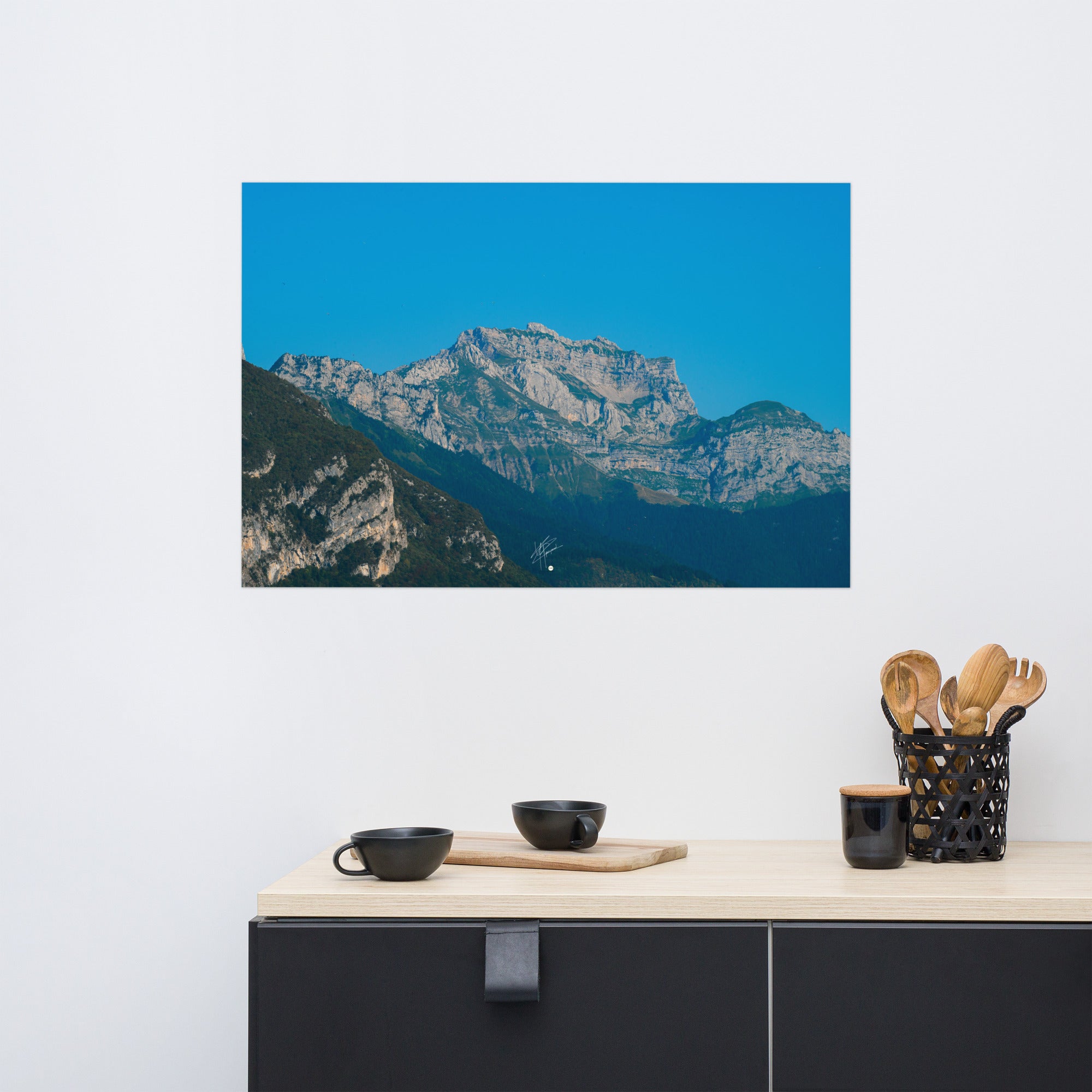 Photographie du poster 'Le Massif de la Tournette N04', offrant une vue spectaculaire sur le massif de la Tournette depuis le pied de la montagne en Haute-Savoie.