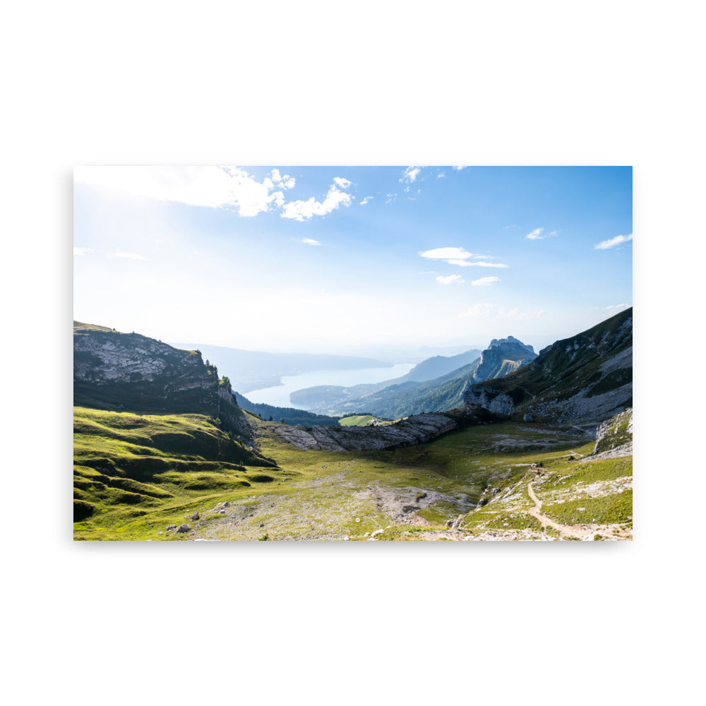 Poster 'Panorama' représentant une vue panoramique du lac d'Annecy en Haute-Savoie, capturant la tranquillité et la beauté naturelle du lieu.