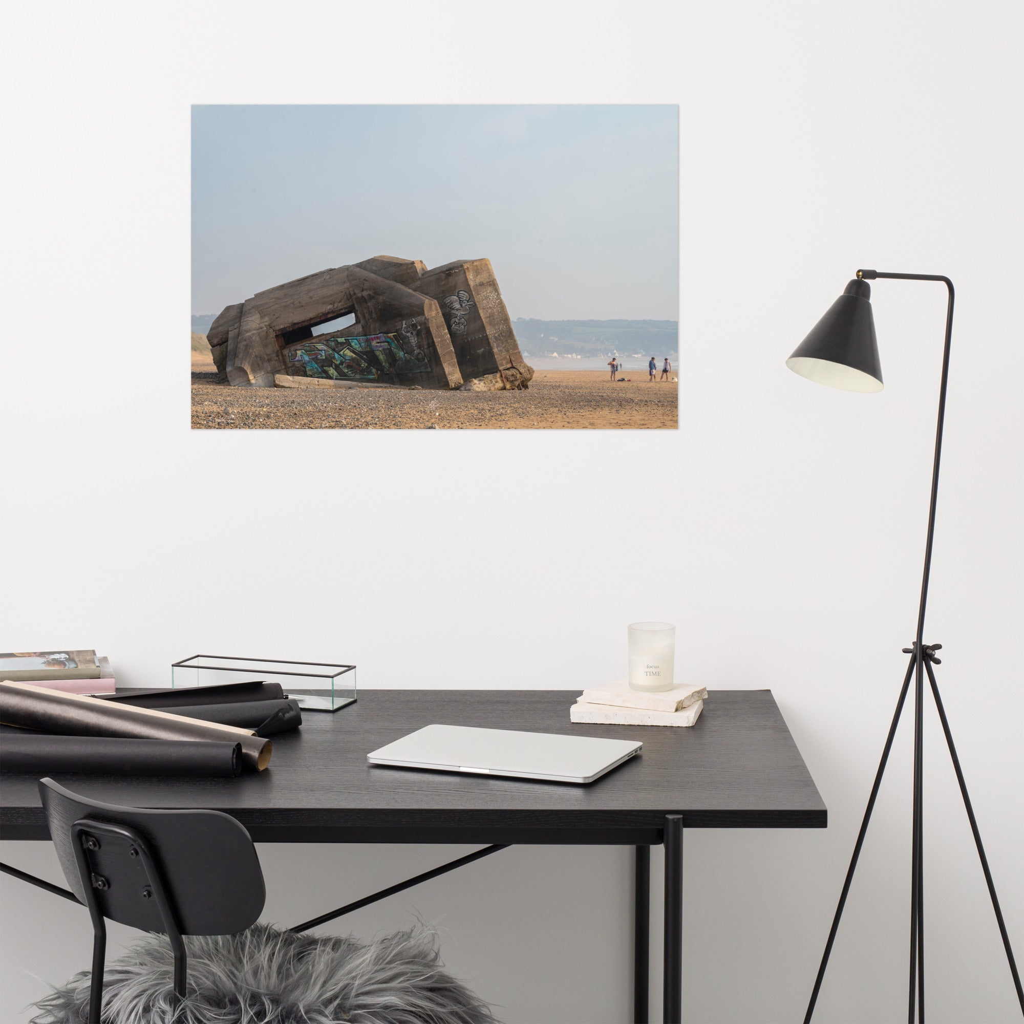 Photographie saisissante du 'Bunker de Biville', un vestige historique de la Seconde Guerre Mondiale, partiellement enseveli par le sable d'une plage du débarquement, imprimée sur papier de qualité supérieure.