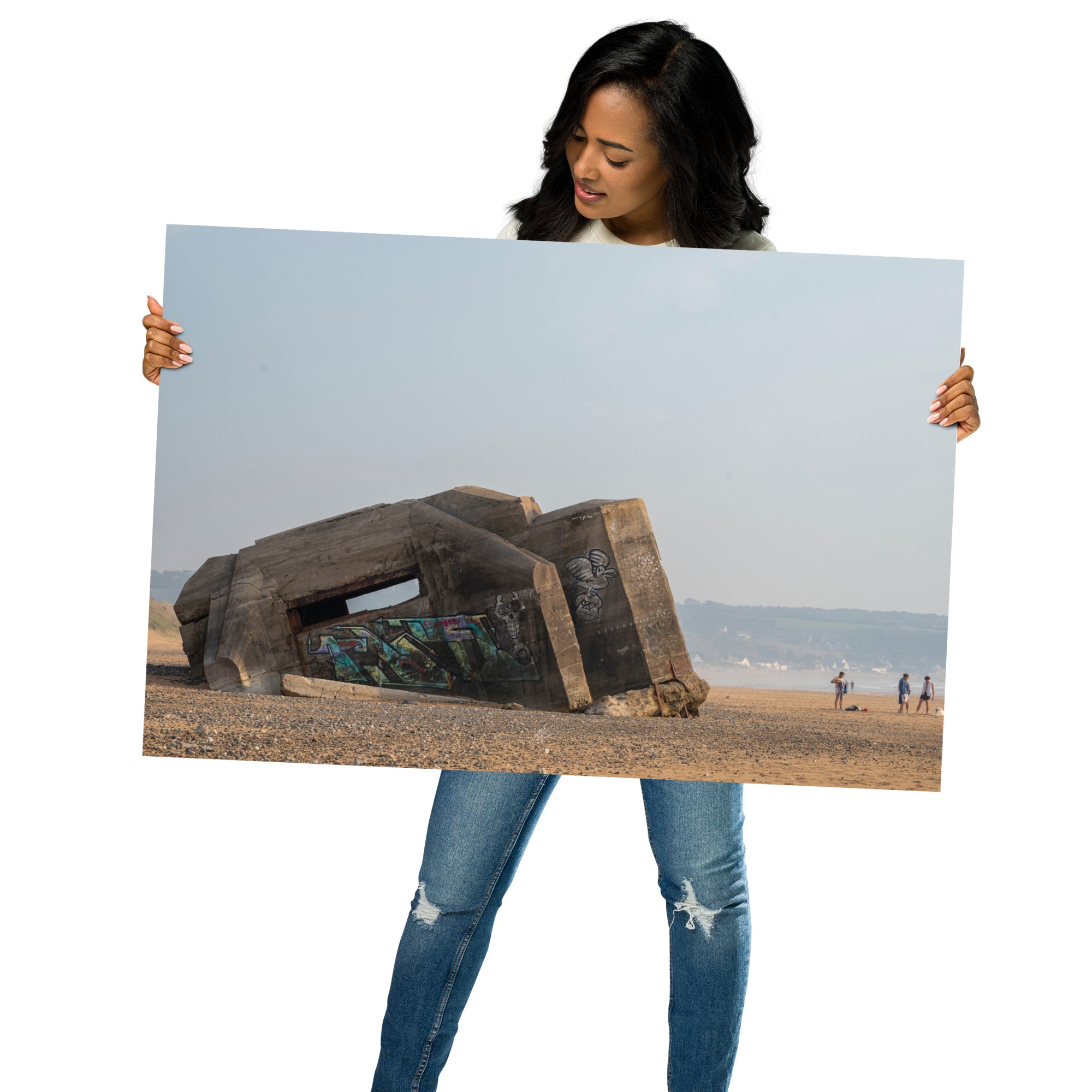 Photographie saisissante du 'Bunker de Biville', un vestige historique de la Seconde Guerre Mondiale, partiellement enseveli par le sable d'une plage du débarquement, imprimée sur papier de qualité supérieure.