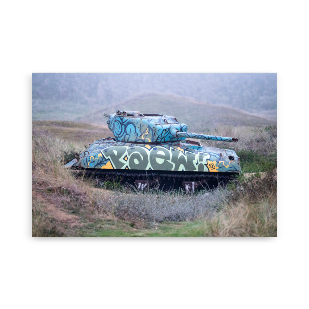 Image détaillée du 'Char Sherman', un vestige de guerre majestueusement capturé parmi les dunes, imprimé avec une précision exceptionnelle sur papier de qualité.