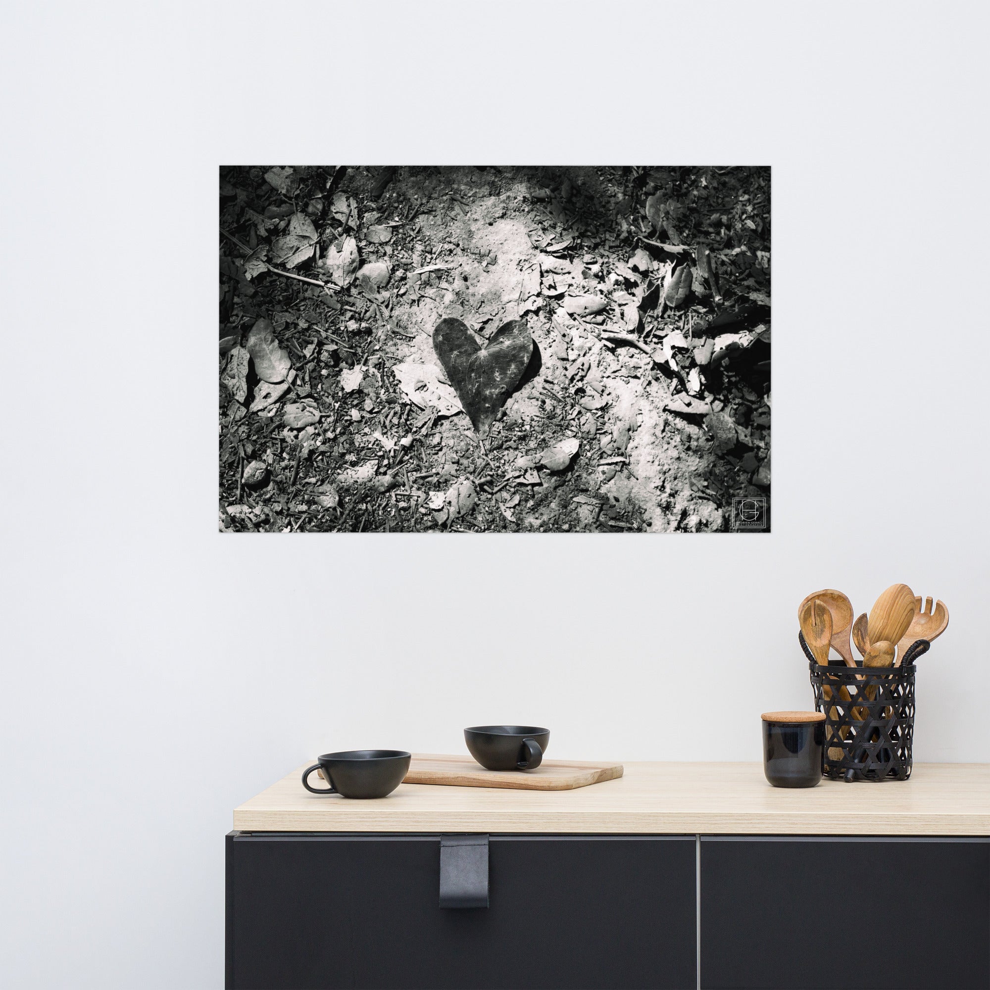 Feuille singulière en forme de cœur au centre d'un sentier forestier verdoyant, capturée par Hadrien Geraci.