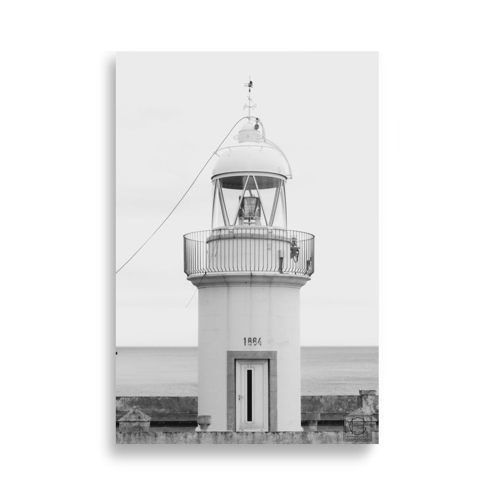 Vue sereine d'un phare historique se dressant contre le ciel azur, capturant l'essence de la tranquillité marine par le talentueux Hadrien Geraci.