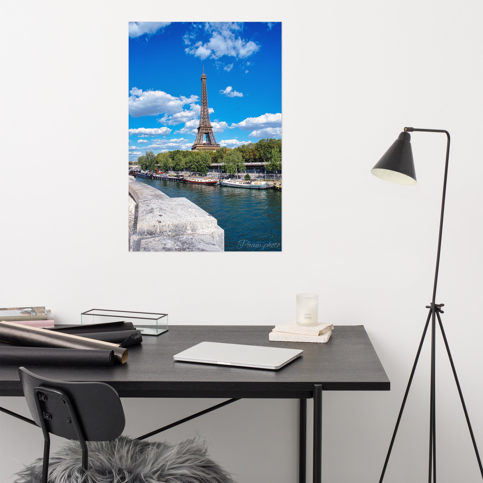 Vue panoramique de la Tour Eiffel et des péniches sur la Seine, sous un ciel bleu nuageux – une œuvre signée Antony Porlier.