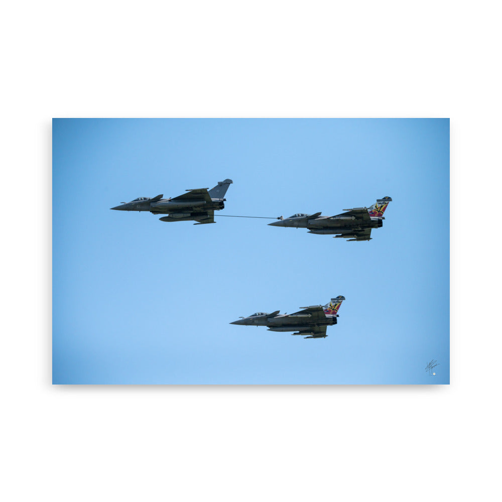 Trois avions de chasse Rafale en réapprovisionnement aérien, photographié par Yann Peccard.