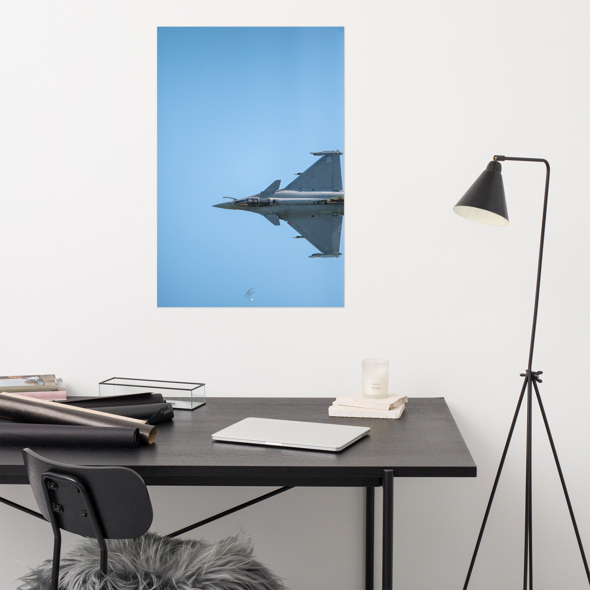 Avion de chasse Rafale vu d'une perspective aérienne, avec un ciel bleu comme toile de fond, photographié par Yann Peccard.