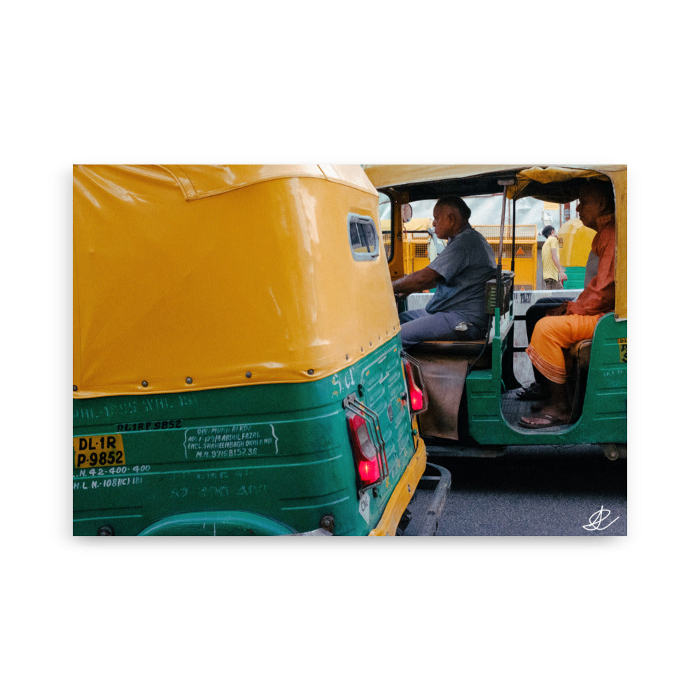 Tuk-tuk naviguant à travers les rues animées de Bombay, immortalisé par le photographe Ilan Shoham.