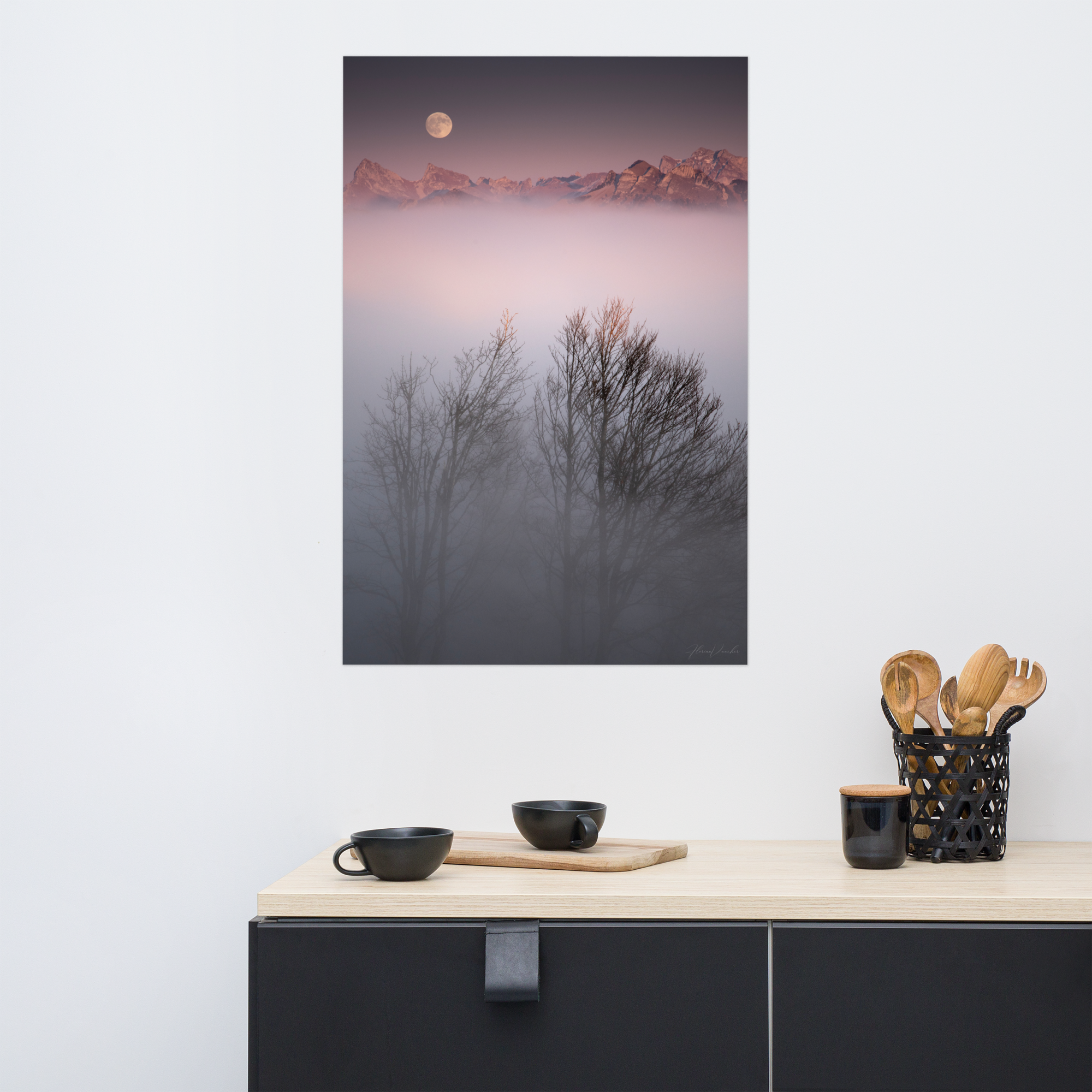 Deux arbres émergeant d'un brouillard mystique avec des montagnes lointaines et une lune radieuse en arrière-plan, une œuvre signée Florian Vaucher.