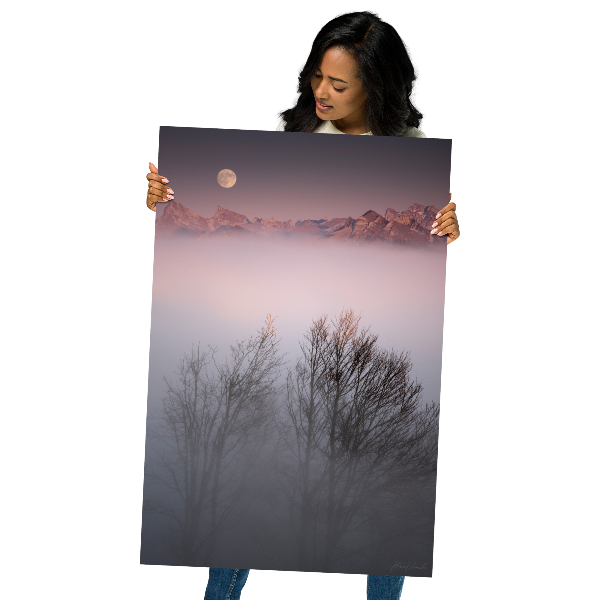 Deux arbres émergeant d'un brouillard mystique avec des montagnes lointaines et une lune radieuse en arrière-plan, une œuvre signée Florian Vaucher.