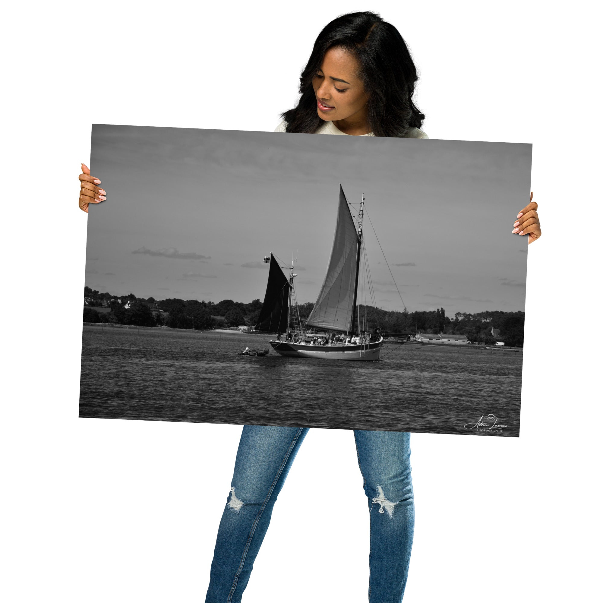 Photographie noir et blanc 'Hissez haut !' par Adrien Louraco, représentant un voilier naviguant sur le Golfe du Morbihan, avec des contrastes saisissants entre mer et ciel.