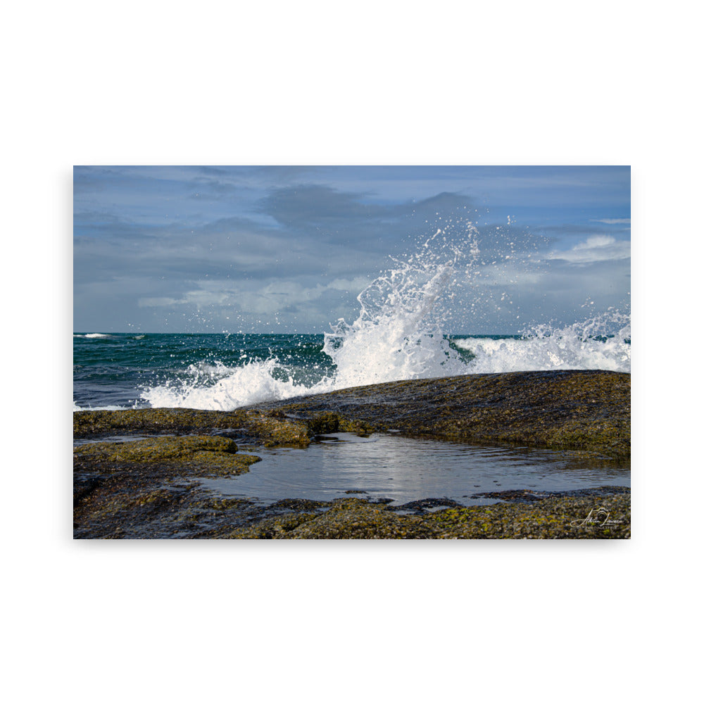 Photographie 'Pas de vague à Gatteville' d'Adrien Louraco, capturant l'impétuosité des vagues s'écrasant près du lieu où se dresse le phare de Gatteville, non visible sur l'image.