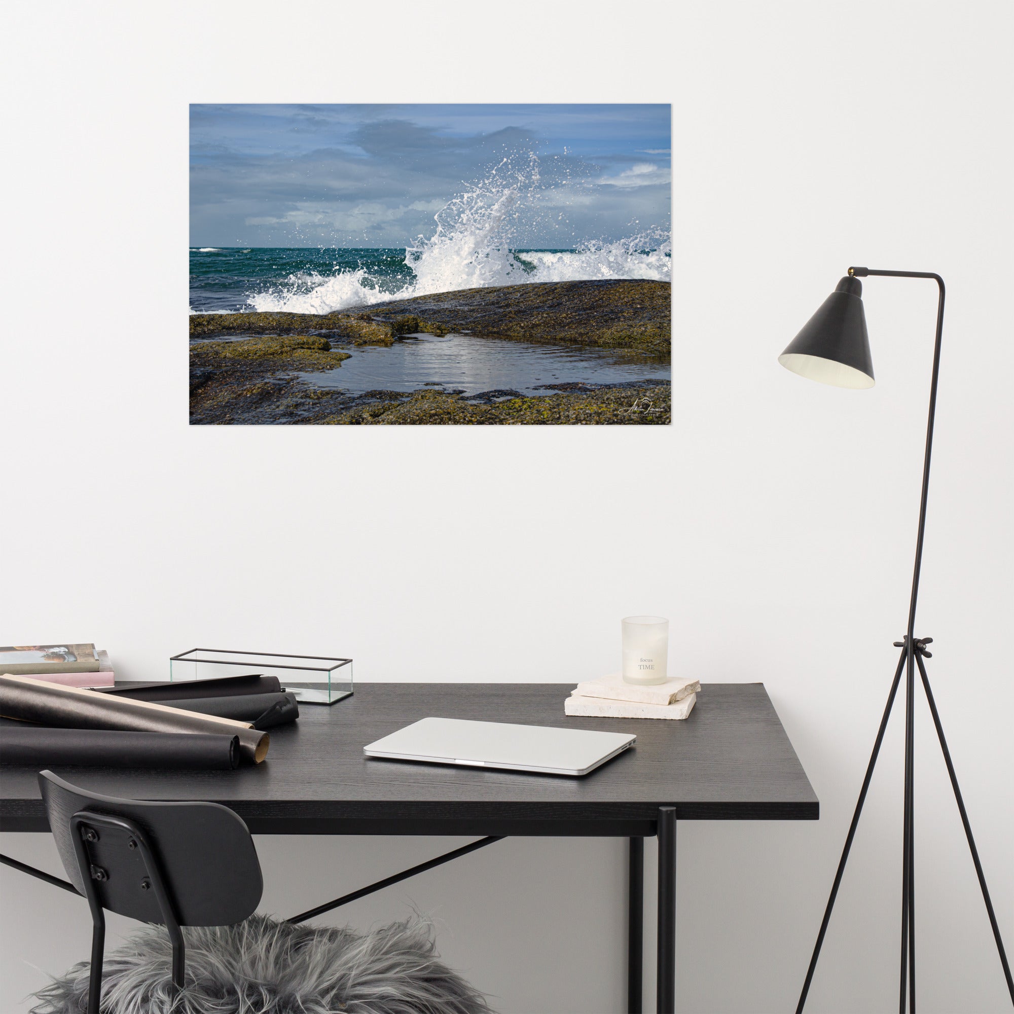 Photographie 'Pas de vague à Gatteville' d'Adrien Louraco, capturant l'impétuosité des vagues s'écrasant près du lieu où se dresse le phare de Gatteville, non visible sur l'image.