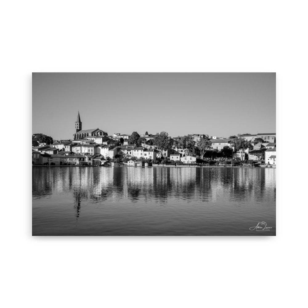 Photographie noir et blanc 'Pas de vague à Gatteville' d'Adrien Louraco, illustrant le paysage paisible du canal du midi à Castelnaudary, avec une ambiance mélancolique et intemporelle.