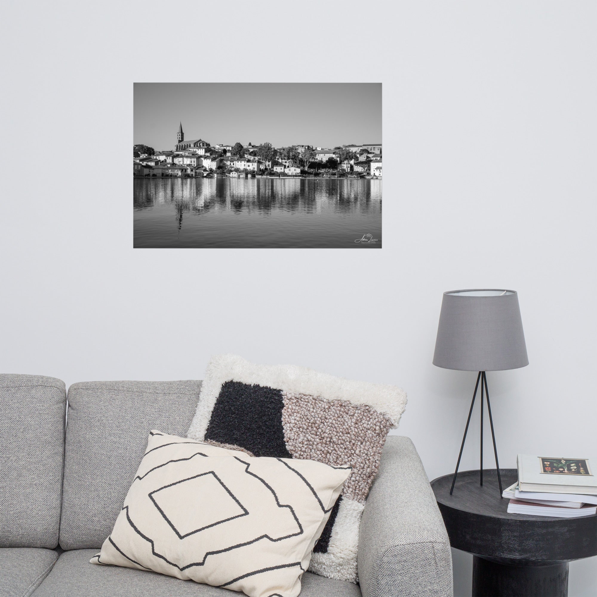 Photographie noir et blanc 'Pas de vague à Gatteville' d'Adrien Louraco, illustrant le paysage paisible du canal du midi à Castelnaudary, avec une ambiance mélancolique et intemporelle.