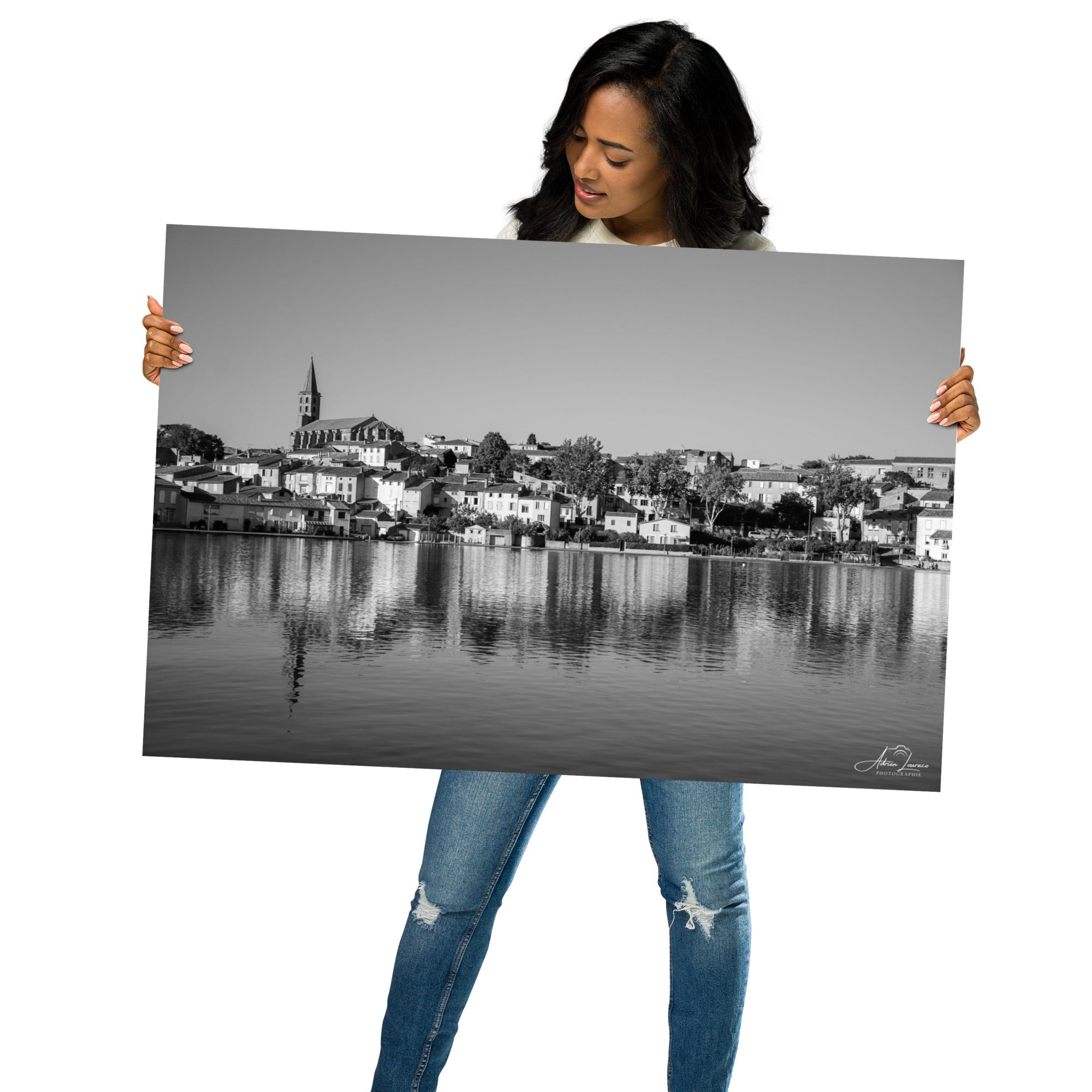 Photographie noir et blanc 'Pas de vague à Gatteville' d'Adrien Louraco, illustrant le paysage paisible du canal du midi à Castelnaudary, avec une ambiance mélancolique et intemporelle.