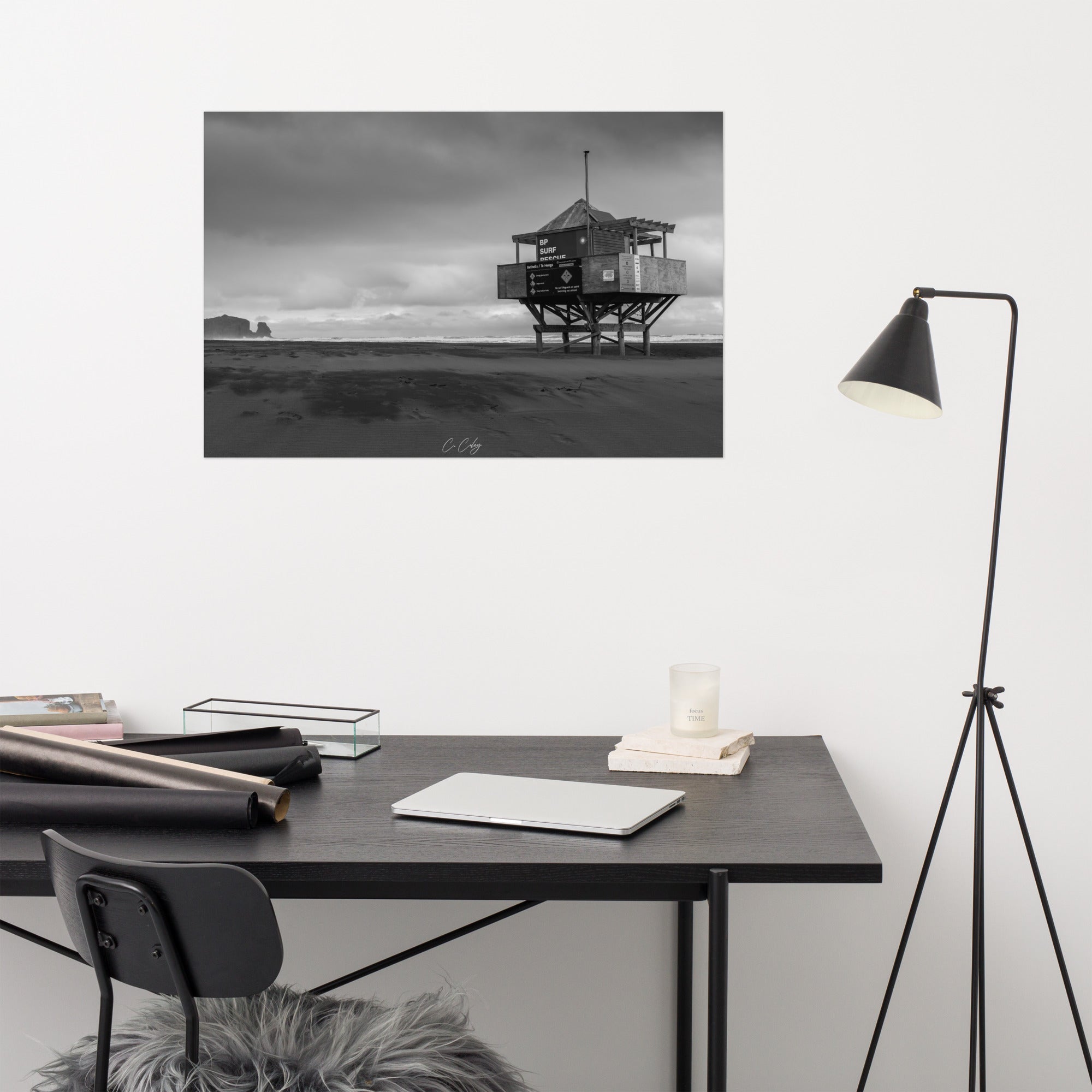 Photographie monochrome de l'emblématique abri sur pilotis des sauveteurs, dominant une plage néo-zélandaise, capturée par Charles Coley.