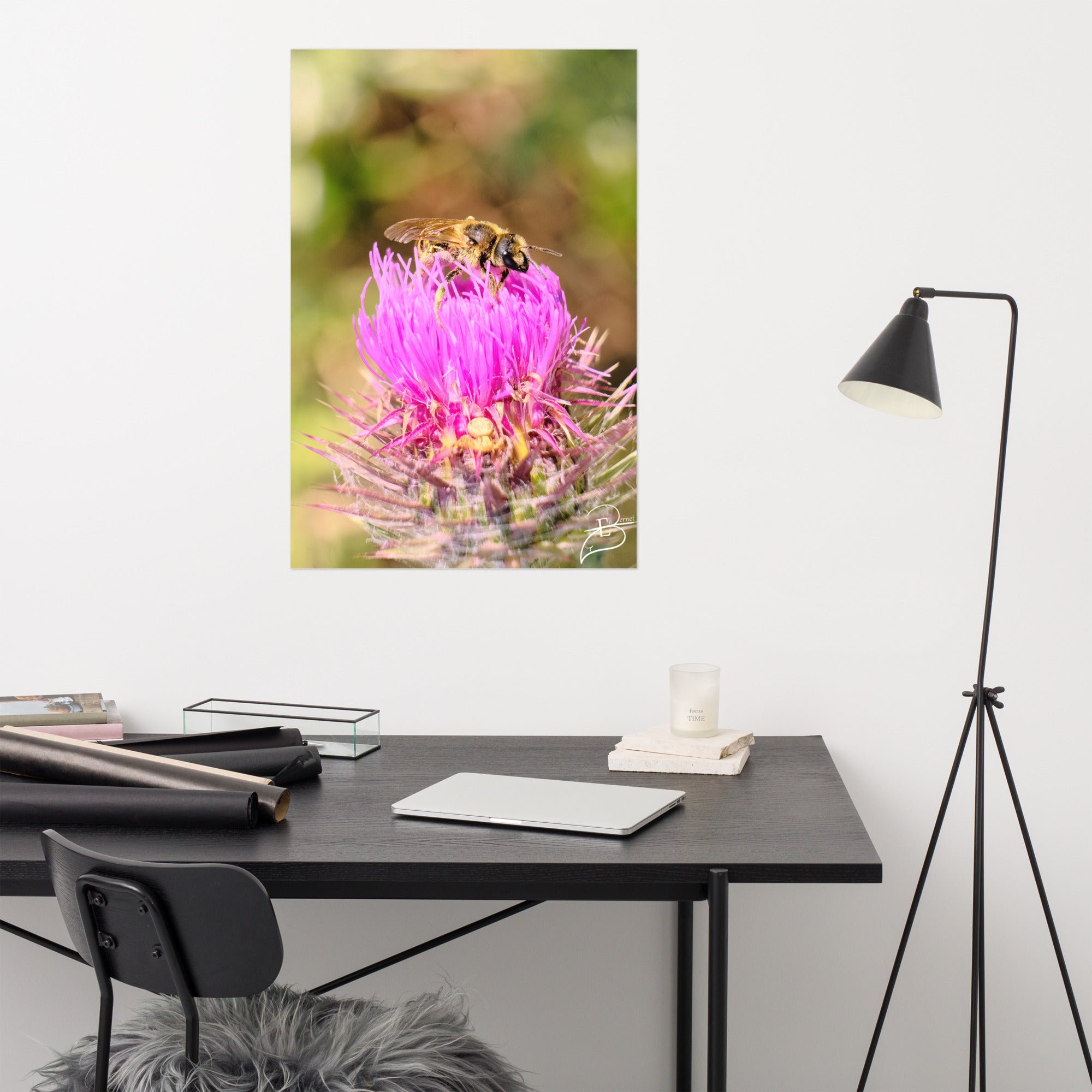 Photographie détaillée d'une abeille collectant du pollen sur une fleur de chardon marie, mettant en évidence la complexité de la nature, œuvre d'Eli Bernet.