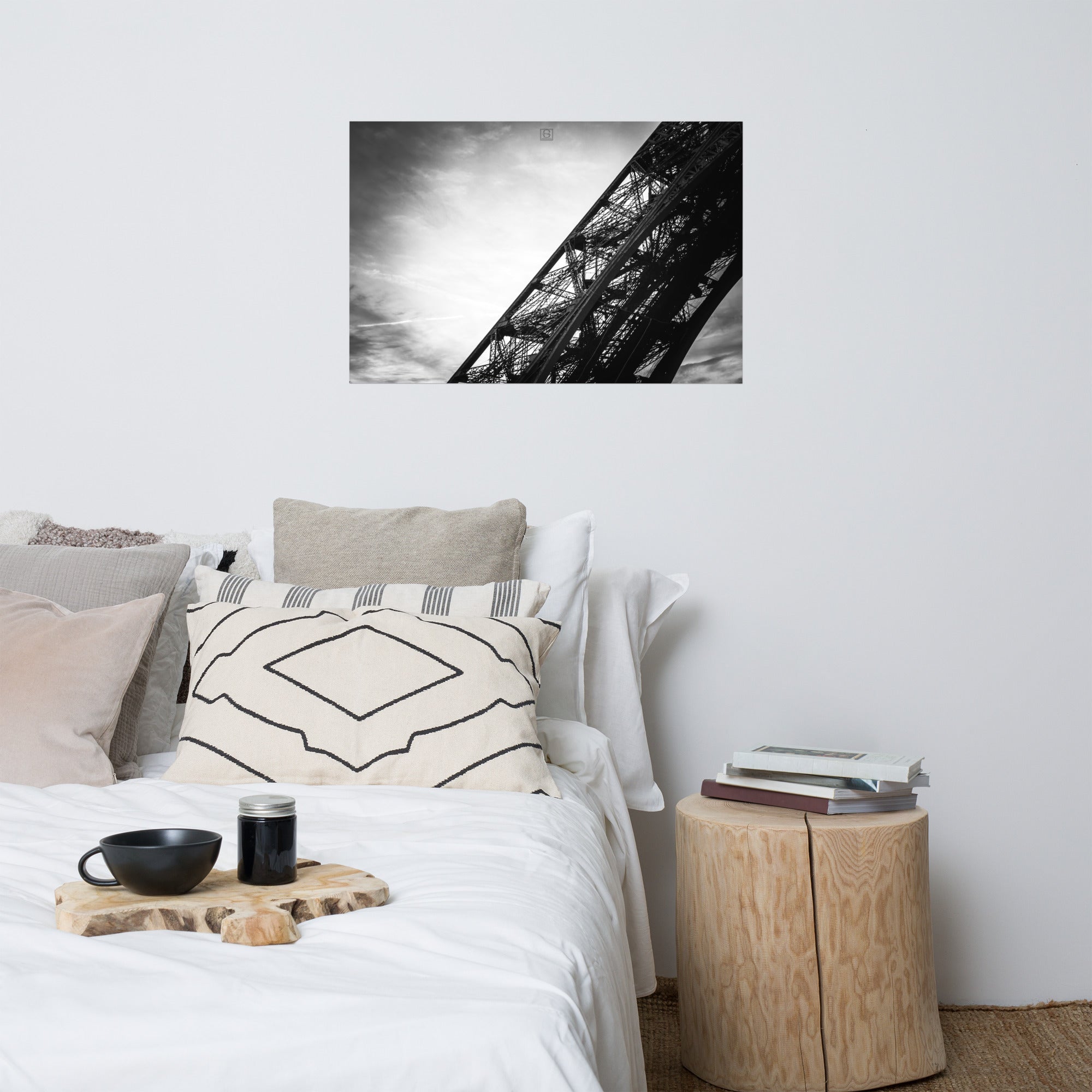 Photographie "Le ciel de fer" par Hadrien Geraci, base de la Tour Eiffel avec ciel dramatique