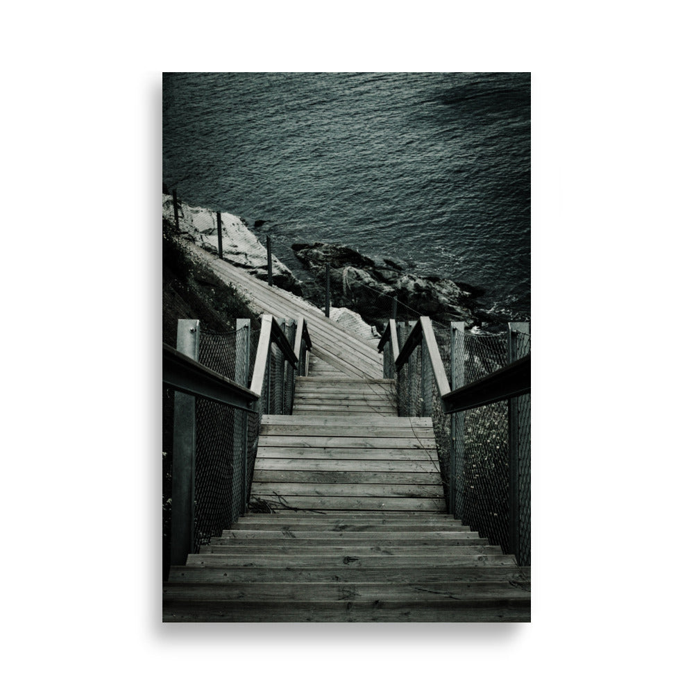 Photographie "Les escaliers côté mer" par Hadrien Geraci, vue plongeante des escaliers vers l'océan en noir et blanc