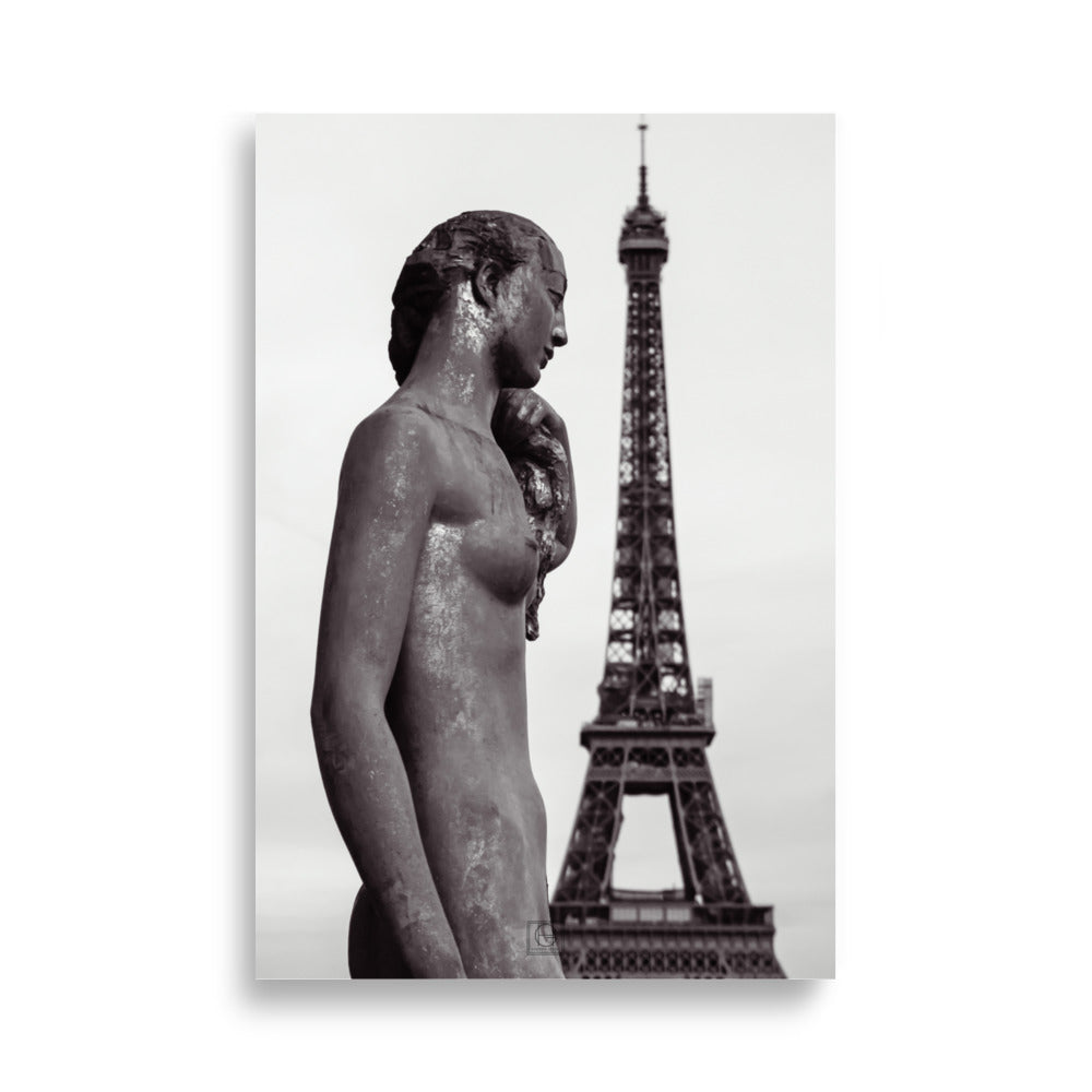 Photographie "Les dames de fer" par Hadrien Geraci, statue classique et Tour Eiffel en noir et blanc