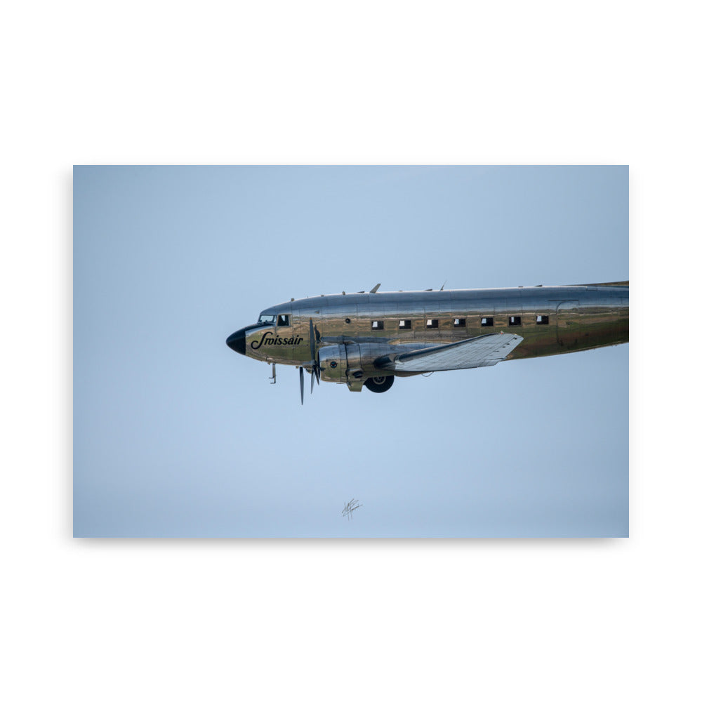 Poster vintage du Douglas DC-3 'Crossair', capturé par Yann Peccard, reflétant l'innovation et l'aventure des années 1930 avec une fidélité exceptionnelle.