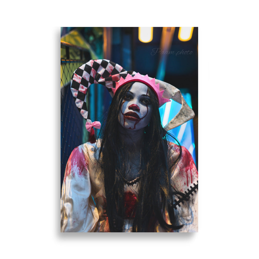 Vue artistique du poster "Mystère de Minuit" par Paam.Photo, mettant en valeur un personnage carnaval avec un maquillage expressif.