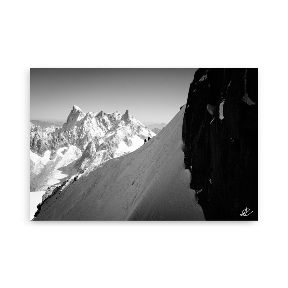 Poster en noir et blanc "Le Chemin des Cimes" par Ilan Shoham, montrant des alpinistes sur les pentes alpines.