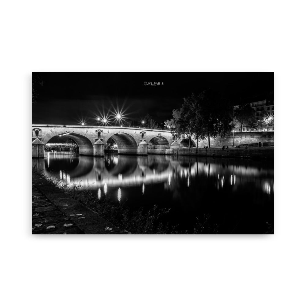 Poster en monochrome "Pont-Marie" par @JYL_PARIS, montrant le pont historique éclairé la nuit à Paris.