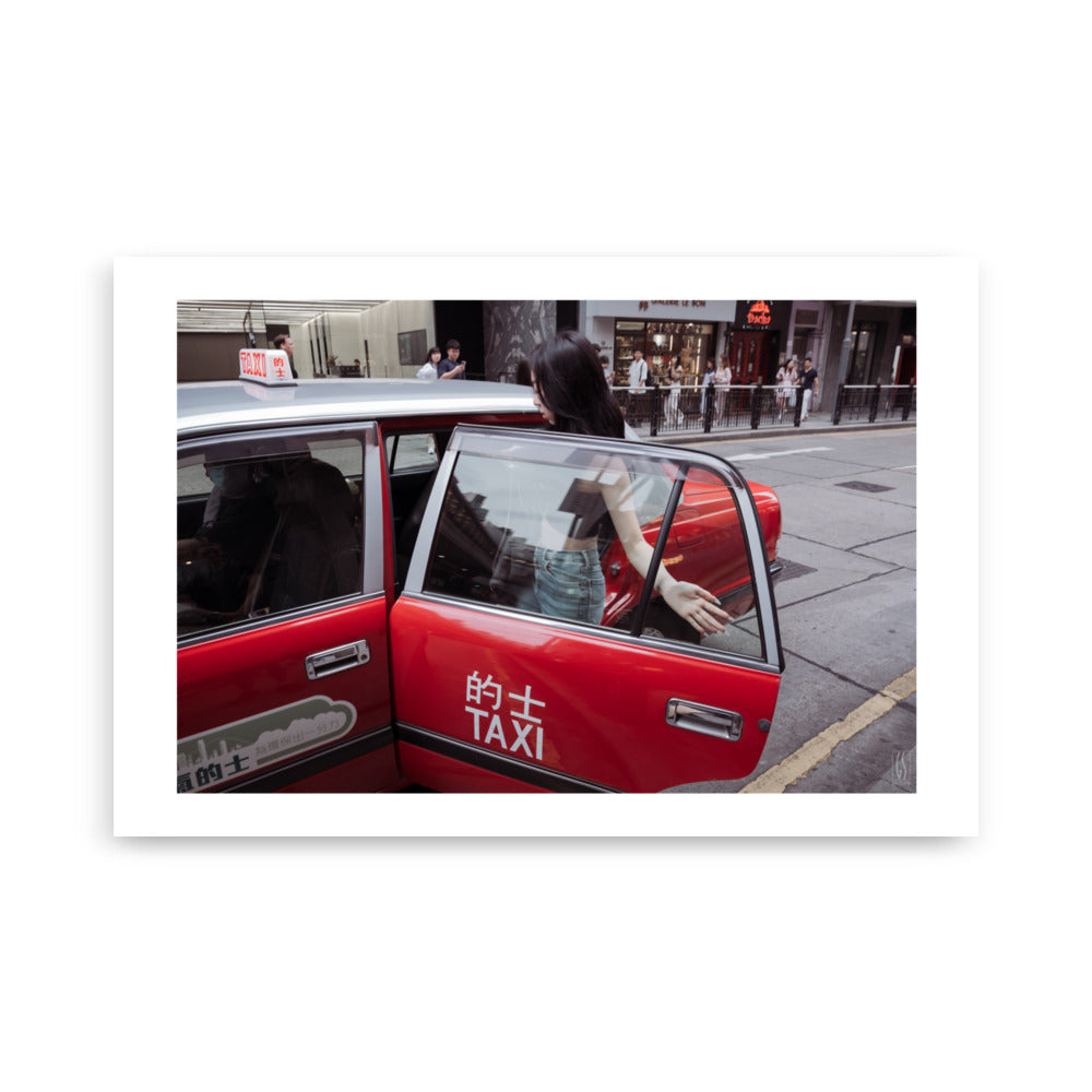 Posters photo de rue a Hong-Kong d'une femme qui monte dans un taxi rouge