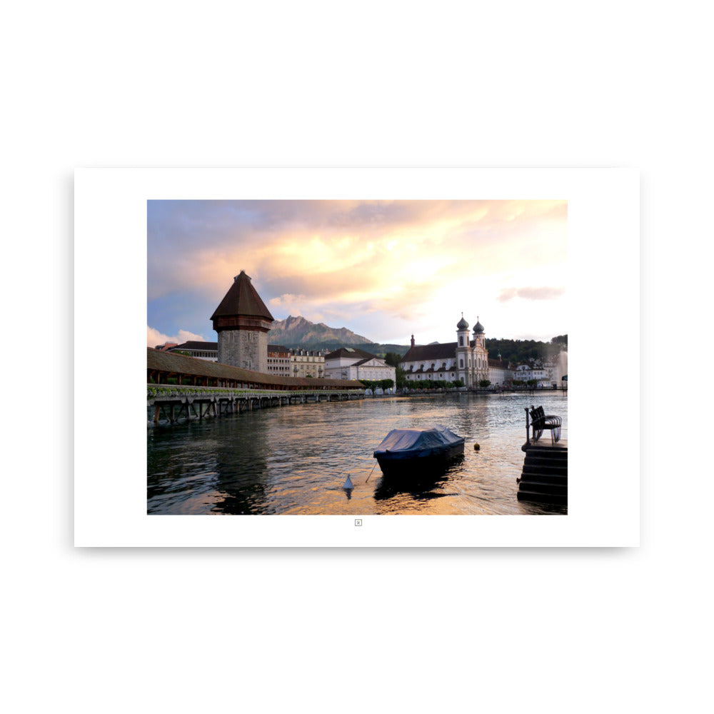 Poster photographie - "Explorez la beauté de Lucerne, une ville suisse enchanteuse entre montagnes et histoire, avec ce poster captivant. Une œuvre parfaite pour un décor élégant et apaisant." - Dominique Krauskopf - Affiche murale 61x91