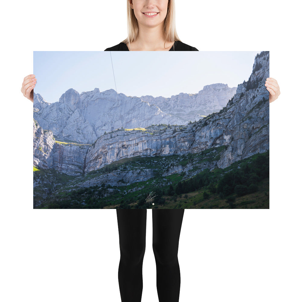 Photographie éclairée par le soleil de la face rocheuse du Massif de la Tournette, capturant sa majesté et sa splendeur.