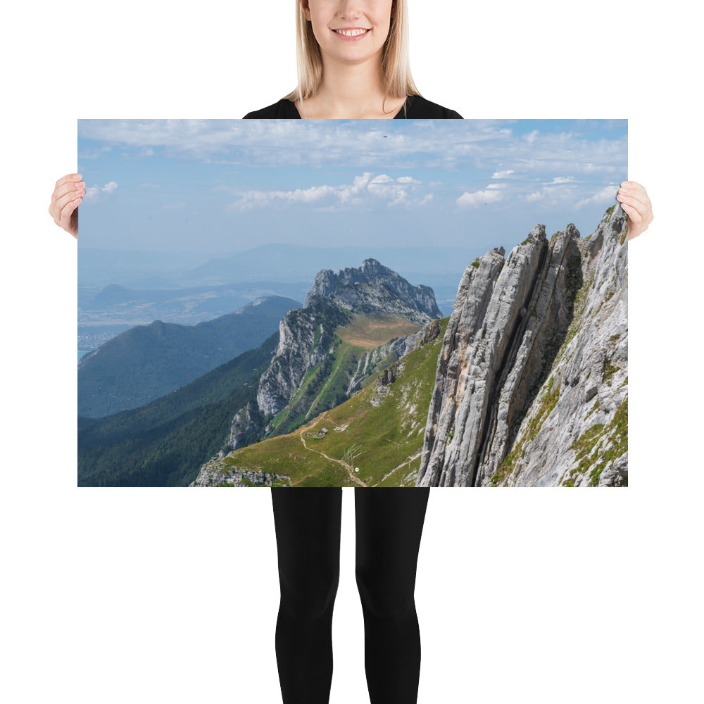 Vue panoramique du poster 'La Tournette N04', présentant un sentier de haute montagne et le lac d'Annecy en Haute-Savoie.