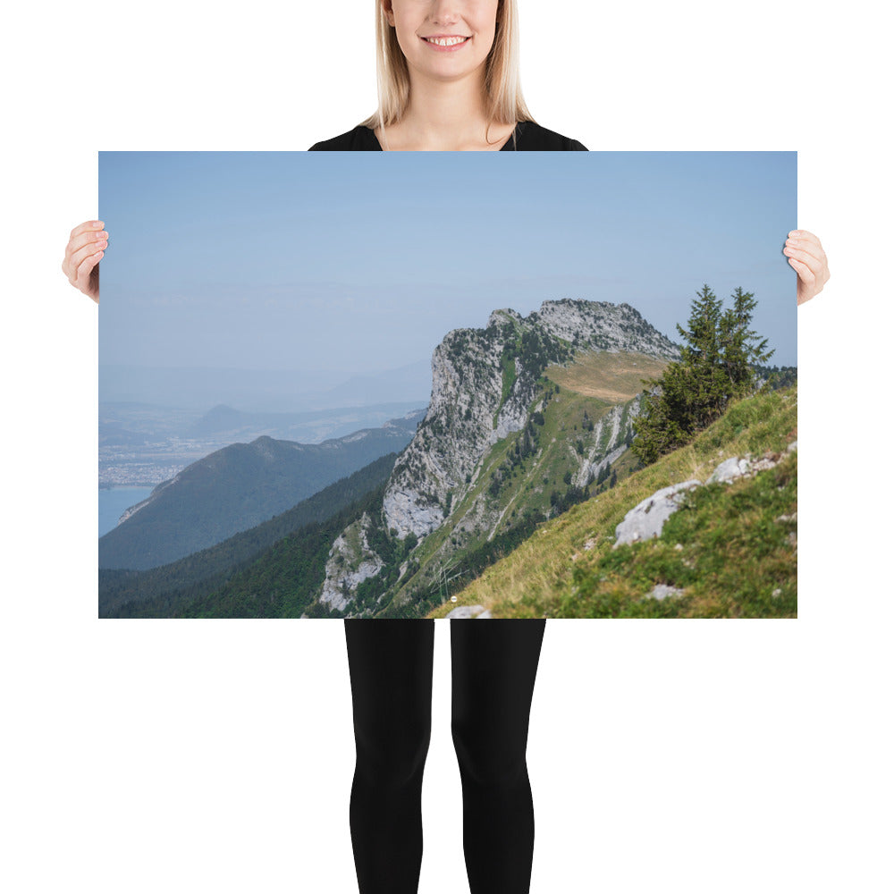 Vue panoramique du poster 'La Tournette N05', montrant une scène vertigineuse sur le flanc d'une montagne en Haute-Savoie.