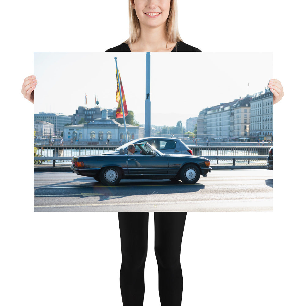 Poster photographique 'Mercedes Benz 300 SL', montrant la voiture classique dans une mise en scène de rue élégante.