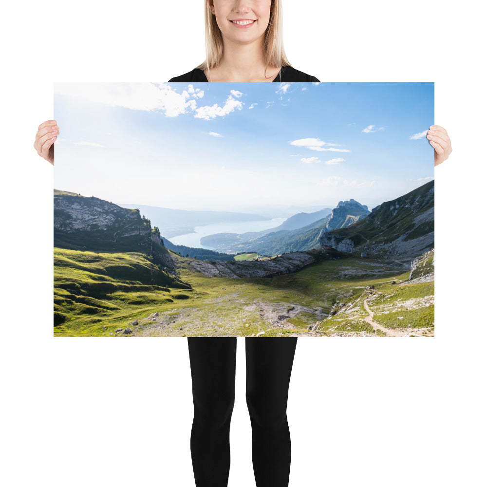 Poster 'Panorama' représentant une vue panoramique du lac d'Annecy en Haute-Savoie, capturant la tranquillité et la beauté naturelle du lieu.