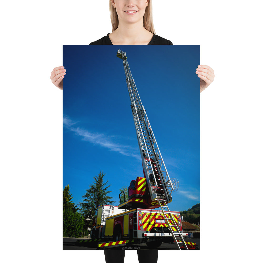 Image du poster 'Droit au ciel' montrant un camion de pompiers avec son échelle étendue vers le ciel, capturée par Math Shoot Fr, symbolisant le courage et le dévouement des sauveteurs.