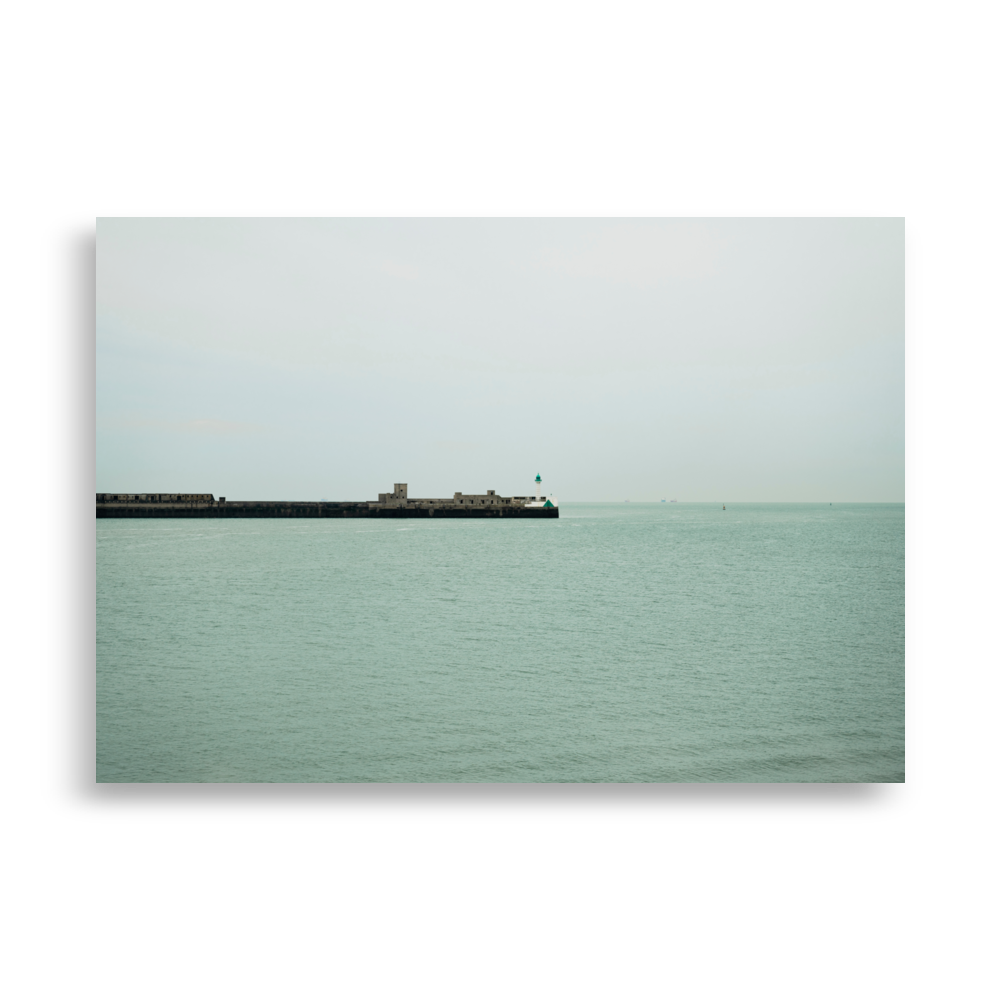 Poster d'une digue avec petit phare blanc et vert, entourée par la mer