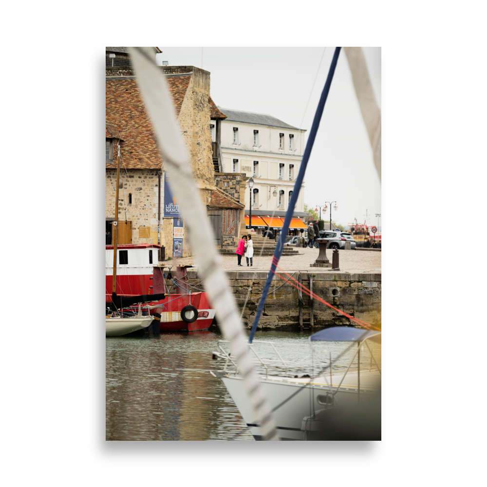 Poster de photographie de rue à Honfleur, deux touristes colorées admirant une photographie près du port de plaisance.