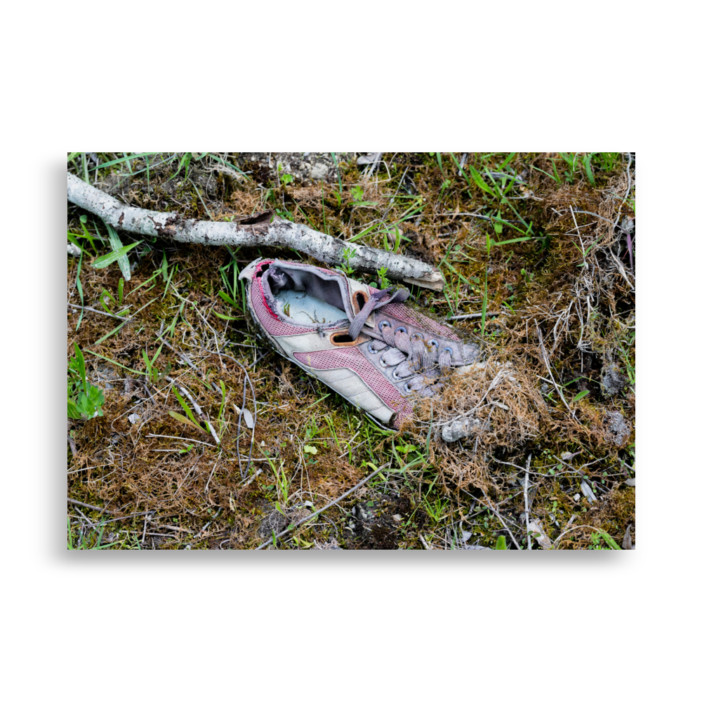 Poster Intrus N02, photographie d'une chaussure perdue en forêt pour rappeler la responsabilité environnementale.