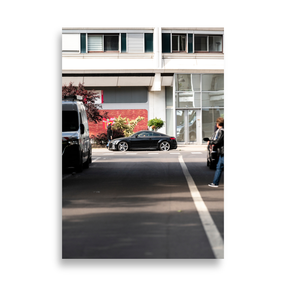 Poster de photographie de rue d'une Audi TT noire garée à Paris, mise en valeur par la lumière du soleil.