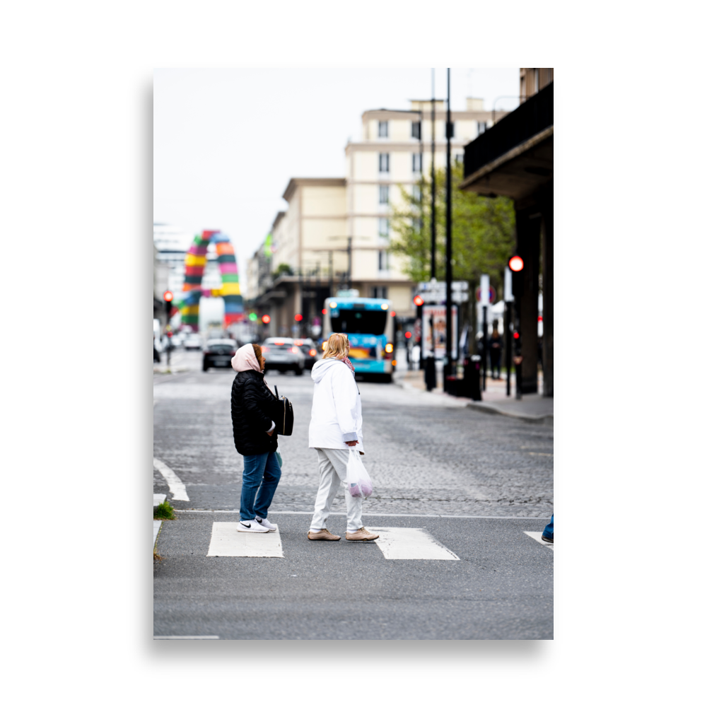 Poster de photographie de rue montrant deux touristes traversant une rue du Havre, avec la sculpture "Catene de containers" en arrière-plan.