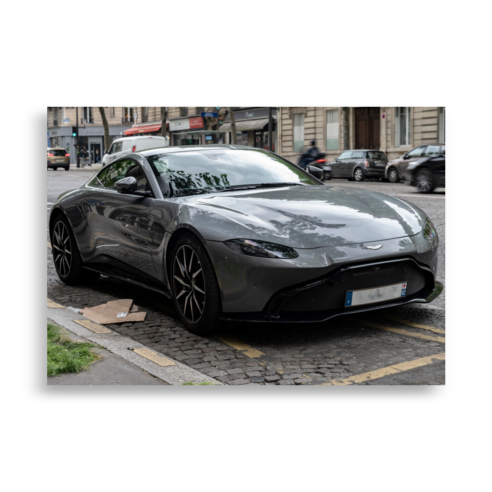 Photographie d'une voiture de sport de luxe Aston Martin Vantage grise garée dans Paris.